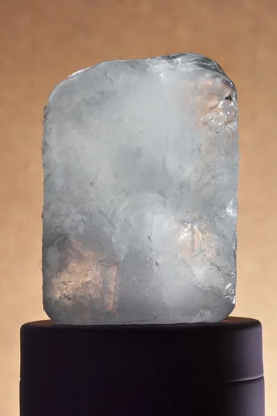Екологічний дезодорант кристал в чорноземному коричневому — стокове фото