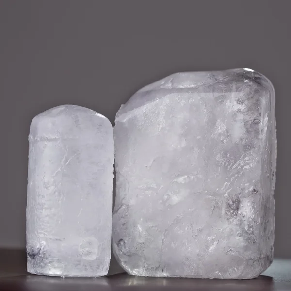 Dois cristal desodorizante ecológico em fundo cinzento — Fotografia de Stock