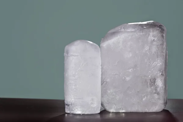 Dois cristal desodorizante ecológico em fundo verde — Fotografia de Stock