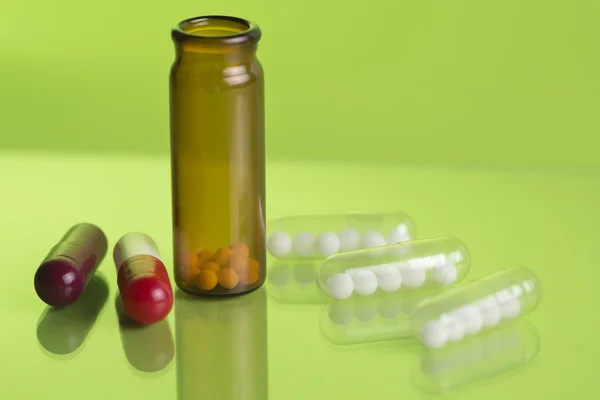 Homöopathische Flaschen und Pillen — Stockfoto