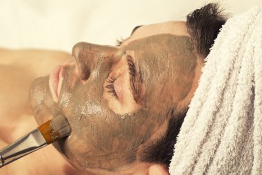 Spa yüz tedavi gören adam