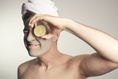 çamur maskesi yüzü olan adam