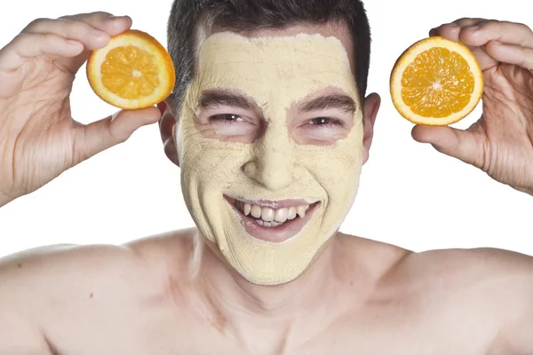Hombre con máscara facial de arcilla en spa de belleza —  Fotos de Stock