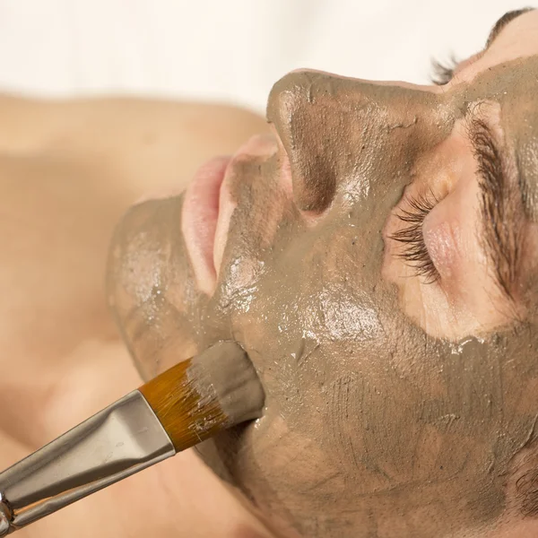 Hombre que recibe tratamiento facial spa —  Fotos de Stock