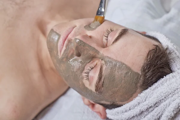 Man receiving spa facial treatment — Stock Photo, Image