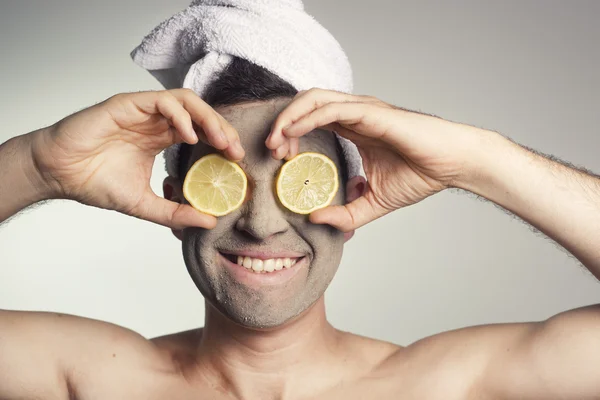 çamur maskesi yüzü olan adam