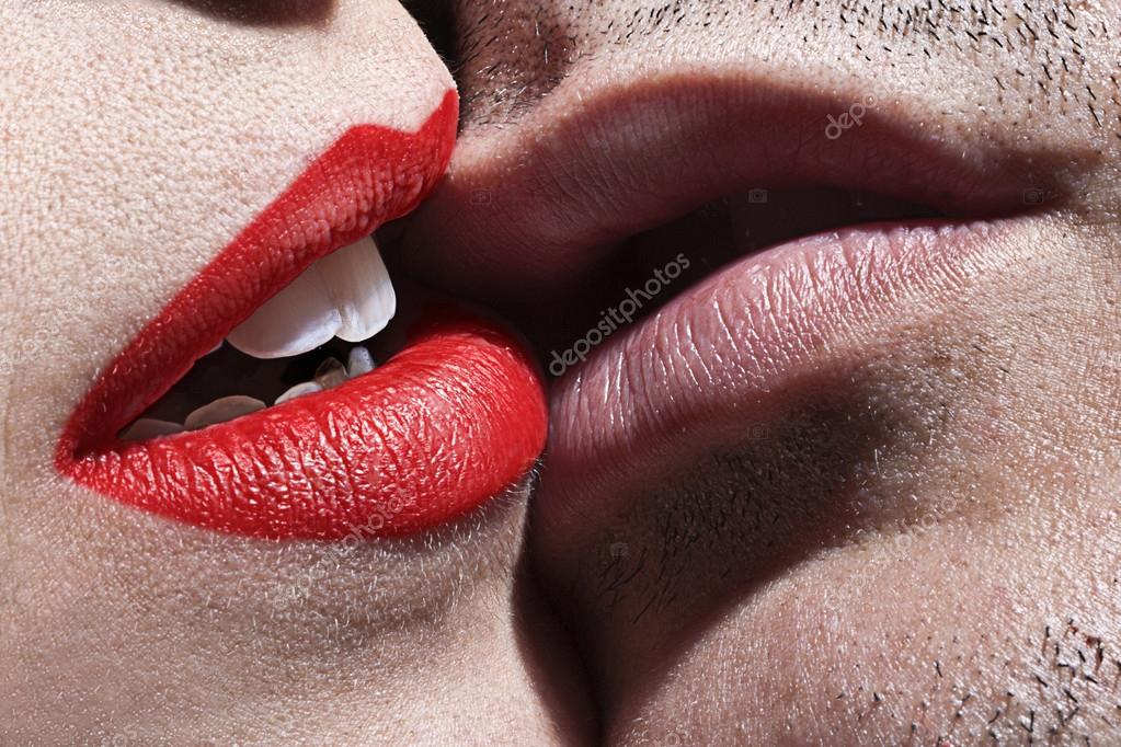 Сладкими губами. Поцелуй в губы. Чувственные губы. Красивые мужские губы. Мужской поцелуй.