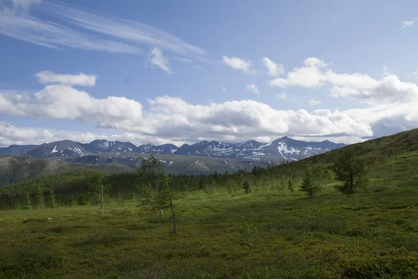 Paisaje de montaña con cumbres de nieve de montañas —  Fotos de Stock