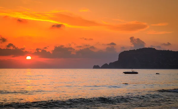 Färgstark solnedgång på stranden i Alanya — Stockfoto