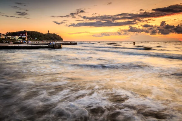 Belo pôr do sol e lanterna em Niechorze — Fotografia de Stock