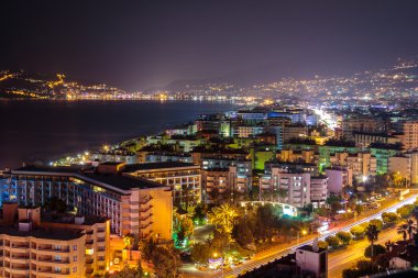 Gece Alanya'da sahil