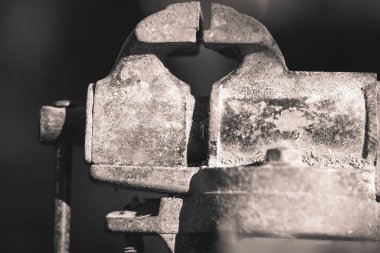 Çilingir için eski model dökme demir mengene.