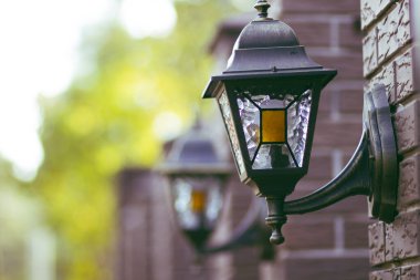 Eski model cam retro fener tuğla bir direkte