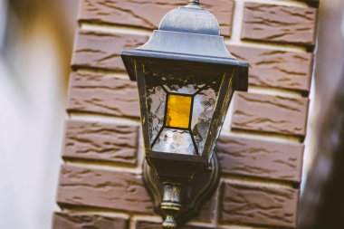 Eski model cam retro fener tuğla bir direkte