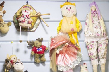 Mavi duvarda yumuşak tavan arası sevimli el yapımı bebekler