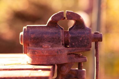 Çilingir için eski model dökme demir mengene.