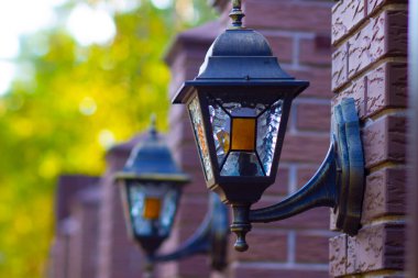 Eski model cam retro fener tuğla bir direkte