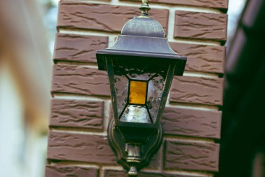 Eski model cam retro fener tuğla bir direkte