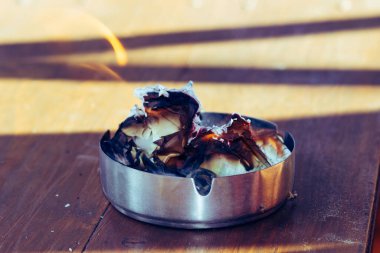 Metal bir kavanozda alev alev yanan buruşmuş bir kağıt parçası.