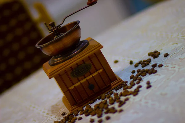 Dřevěné Staré Vinobraní Ruční Mlýnek Kávu Kávová Zrna — Stock fotografie