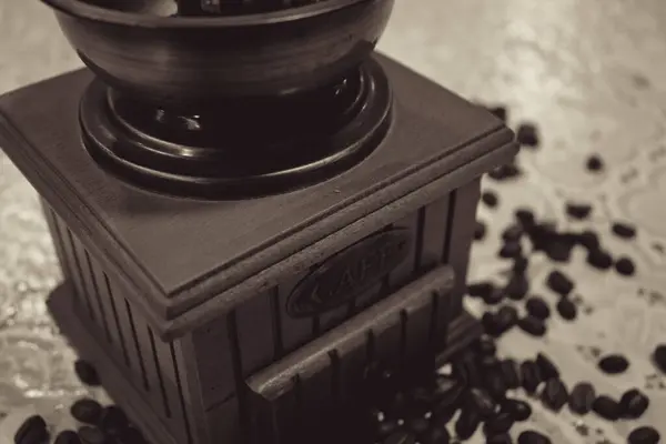 Деревянная Старинная Ручная Кофемолка Кофейные Зерна — стоковое фото