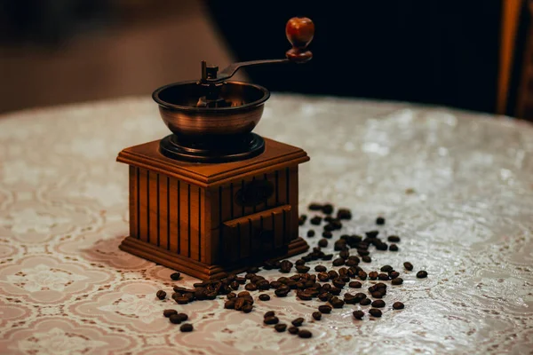 Деревянная Старинная Ручная Кофемолка Кофейные Зерна — стоковое фото