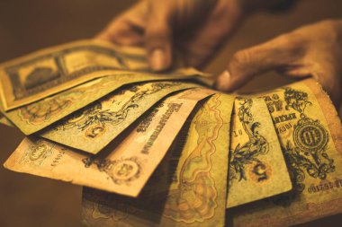 Rus İmparatorluğu 'nun eski kağıt çarının parası bir kadının elinde.