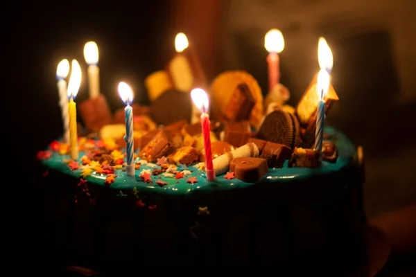 Wielki Tort Urodzinowy Śmietaną Świeczkami Urodziny Rękach Mojej Matki — Zdjęcie stockowe