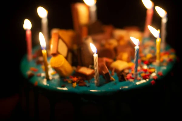 Wielki Tort Urodzinowy Śmietaną Świeczkami Urodziny Rękach Mojej Matki — Zdjęcie stockowe