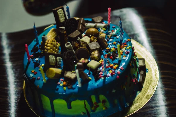 Große Geburtstagstorte Mit Sahne Und Kerzen Zum Geburtstag Den Händen — Stockfoto