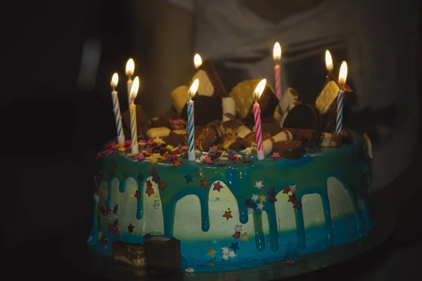 Μεγάλη Τούρτα Γενεθλίων Κρέμα Και Κεριά Για Γενέθλια Στα Χέρια — Φωτογραφία Αρχείου