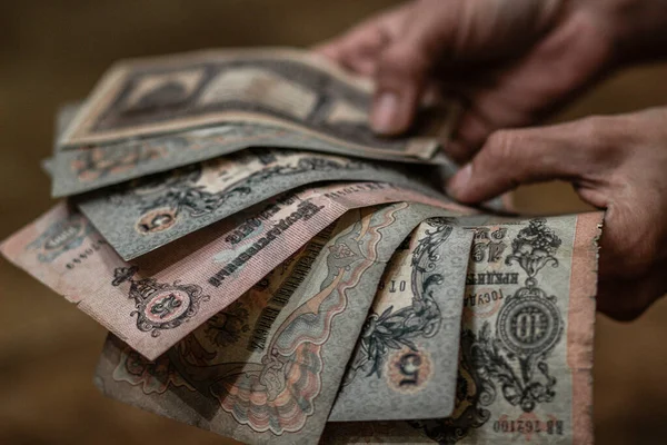 Stare Papierowe Pieniądze Carskie Imperium Rosyjskiego Rękach Kobiety — Zdjęcie stockowe