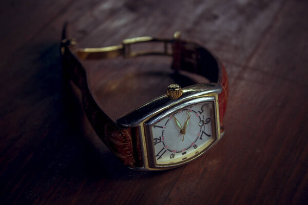 Mechanical wrist vintage stylish watch with leather strap