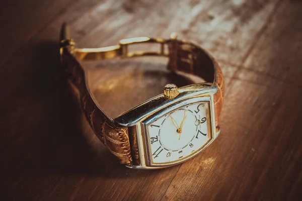 Reloj Pulsera Mecánico Vintage Elegante Con Correa Cuero —  Fotos de Stock