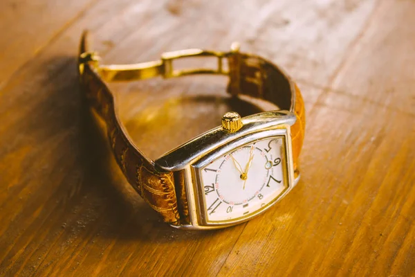 Reloj Pulsera Mecánico Vintage Elegante Con Correa Cuero — Foto de Stock