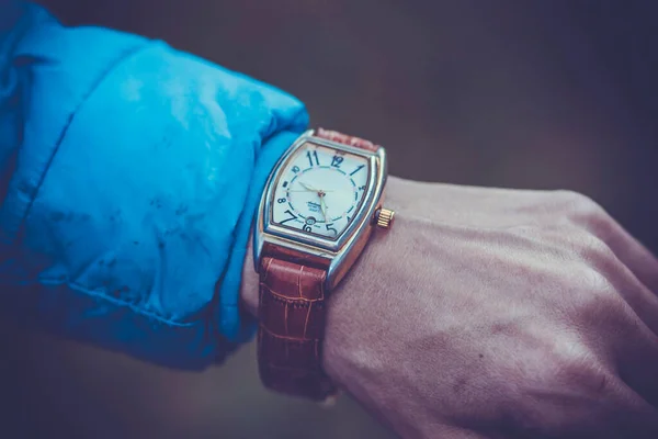 Stilvolle Mechanische Vintage Armbanduhr Auf Braunem Lederarmband Der Hand Des — Stockfoto