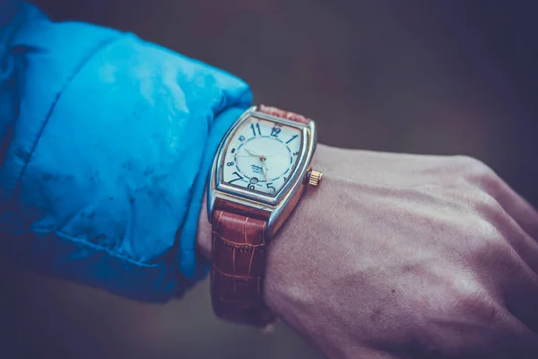 Stijlvol Vintage Mechanisch Polshorloge Een Bruine Leren Band Hand Van — Stockfoto