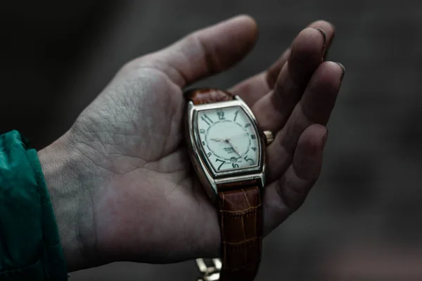 Стильний Старовинний Механічний Наручний Годинник Коричневому Шкіряному Ремені Руці Людини — стокове фото