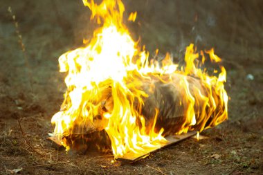 Parlak kırmızı alevler ve yanan inşaat enkazı Gorenje 'nin gri dumanı