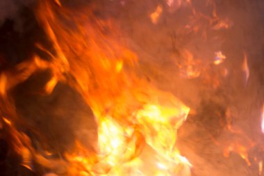 Parlak kırmızı alevler ve yanan inşaat enkazı Gorenje 'nin gri dumanı