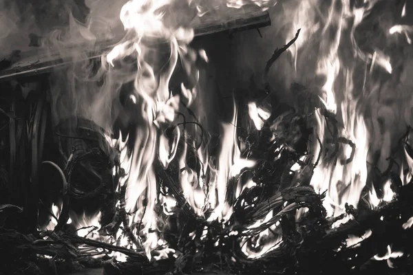 Ярко Красное Пламя Серый Дым Горящего Строительного Мусора Горенье — стоковое фото