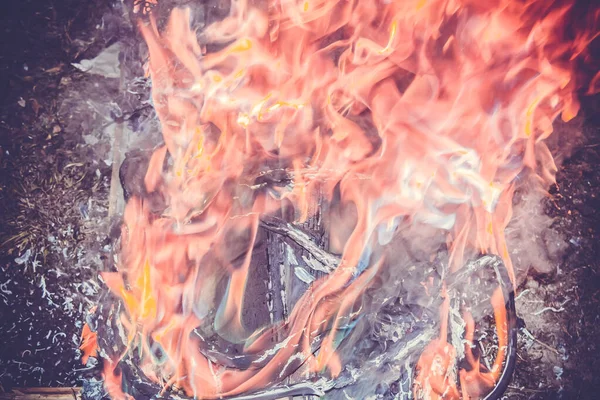 Ярко Красное Пламя Серый Дым Горящего Строительного Мусора Горенье — стоковое фото
