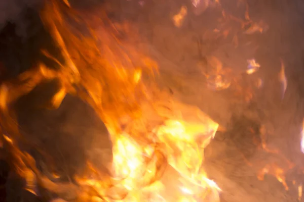 燃焼建設破片からの明るい熱い赤い炎と灰色の煙 Grenje ストックフォト