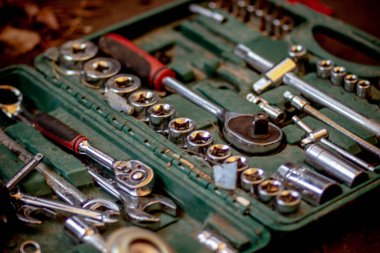 Bir benzin istasyonunda otomatik mekanik onarım için bir takım araçlar ve anahtarlar