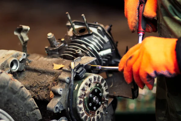 修理摩托车时戴红色手套的汽车修理工的手 — 图库照片