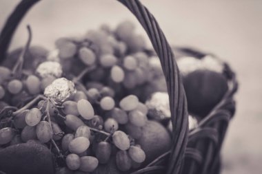 Yeni yıl sofrası tropikal taze sağlıklı meyvelerle dolu.