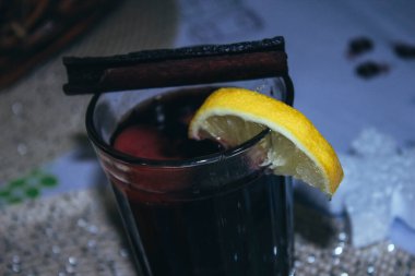 Yeni yıl masasında mis kokulu sıcak sıcak şarap.