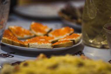 Lezzetli yiyeceklerle kaplı yeni yılın Rus sofrası.