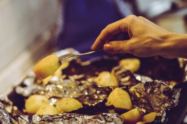 Lezzetli yiyeceklerle kaplı yeni yılın Rus sofrası.