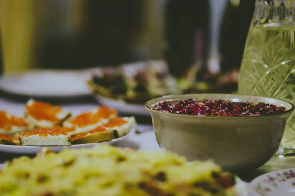 Deckt Mit Köstlichem Essen Neujahrs Festlichen Russischen Tisch — Stockfoto